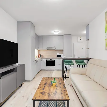 Modern Airport - Bts & Avion Mall Apartament