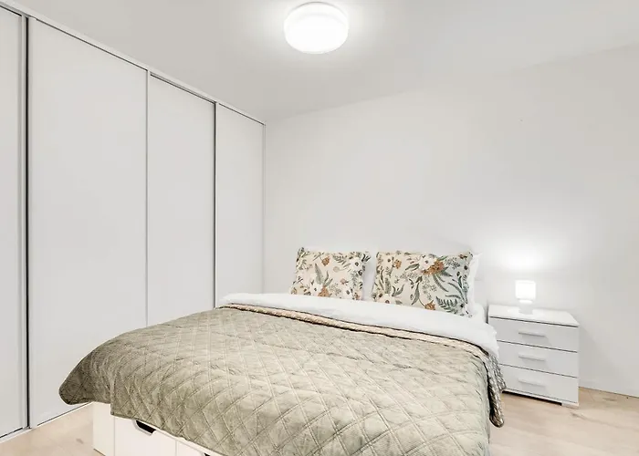 Modern Airport - Bts & Avion Mall * Bratysława