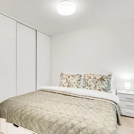 Modern Airport - Bts & Avion Mall * Bratislava